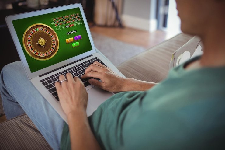 Strategi pertaruhan dalam permainan Texas Hold'em Bonus monas77 ditampilkan di layar interaktif